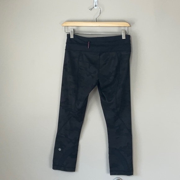 Lululemon camo black capri - Picture 5 of 11